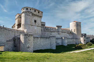Fototapeta na wymiar Magnífico castillo medieval del siglo XI en Cuellar, provincia de Segovia, España