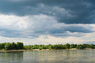 Obraz na płótnie Canvas on the river is coming storm