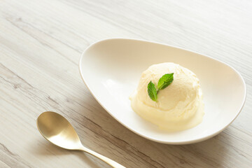 Vanilla ice cream on the table.  テーブルの上のバニラアイスクリーム