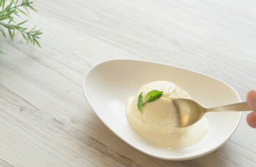Vanilla ice cream on the table.  テーブルの上のバニラアイスクリーム