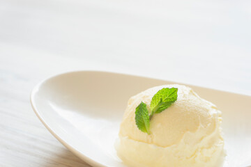 Vanilla ice cream on the table.  テーブルの上のバニラアイスクリーム