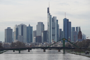 Fototapeta premium Blick vom südöstlichen Mainufer auf die Bankentürme im Stadtzentrum Frankfurts