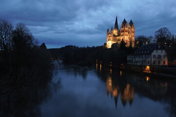 Fototapeta na wymiar Blick auf den Limburger Dom zur blauen Stunde von der Lahnbrücke