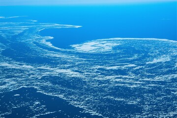 Ein Naturphänomen aus 11 000m Höhe fotografiert - Unzählige, durch die Meeresströmung...