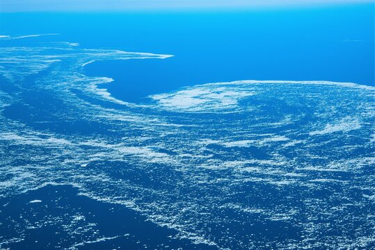 Ein Naturph&auml;nomen aus 11 000m H&ouml;he fotografiert - Unz&auml;hlige, durch die Meeresstr&ouml;mung spiralf&ouml;rmig angeordnete  Eisberge aus 11 000m H&ouml;he fotografiert