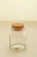 Fagioli borlotti dentro un vaso di vetro con tappo di sughero.