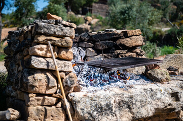 Carne cociendose en una barbacoa