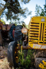 Tractores viejos dejados en el campo