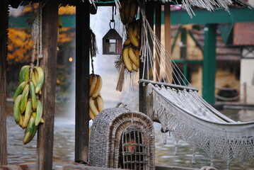 Décoration exotique au bord d'un lac