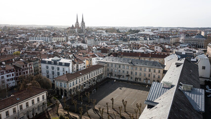 Ville de Bayonne au pays basque en Aquitaine et sa cathédrale vue du ciel en drone