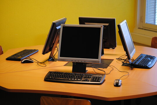 Ecrans d'ordinateur obsol&egrave;tes dans un bureau en 2010