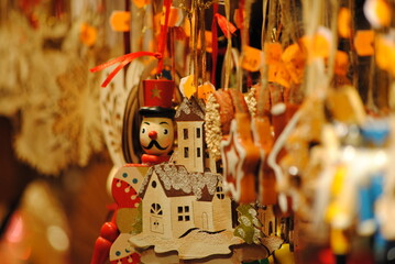 Décorations dans un stand de marché de Noël, petit soldat en bois