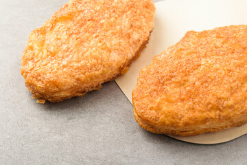 Leaf-shaped crisp pastry dessert