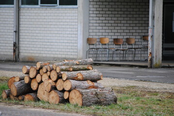 Pile de bois et chaises à l'extérieur dans une zone industrielle