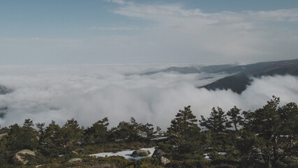 Mar de nubes sobre Segovia visto desde la Sierra de Guadarrama en un día de primavera