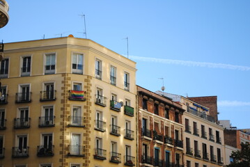 Fototapeta na wymiar Drapeau LGBT+ dans la rue à Madrid, Espagne