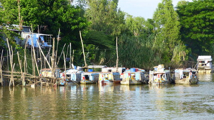 Boote auf dem Mekong zwischen Kambodscha und Vietnam