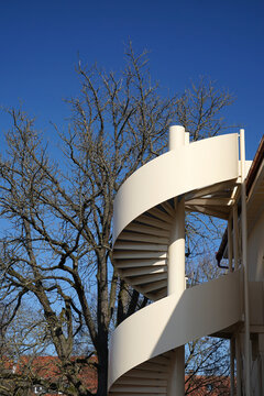 Externe Feuertreppe. Am Haus angebaute gewendelte Feuertreppe aus Stahl.