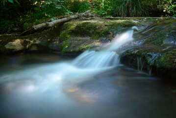 Ein kleiner Wasserfall mit aufgeschäumten Wasser