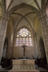 le chœur d'une église. L'autel d'une église.