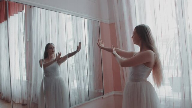 The dancer is dancing by the mirror, dance practice.