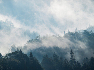 安芸高田市10月の朝の山霧