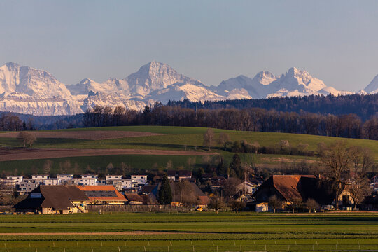 kirchberg mit berglandschaft