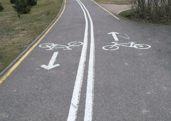 Obraz premium gray bike path in two directions, separated by two white parallel lines