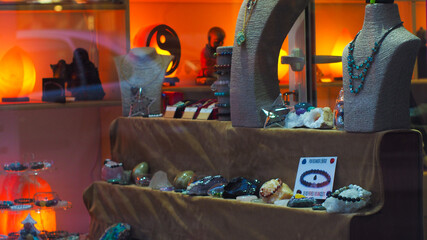 Vitrine de magasin, dans le centre-ville de Casteljaloux