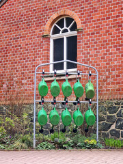Gießkannen auf dem Friedhof zur Grabpflege