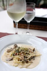 クリームパスタと白ワイン