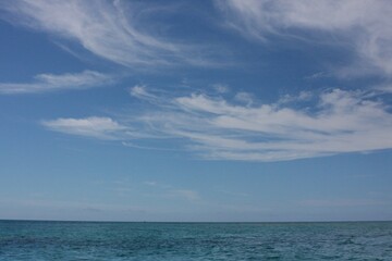 Fototapeta na wymiar 沖縄の海と雲と水平線