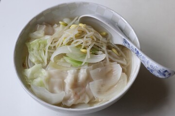 野菜っぱいのワンタンスープ