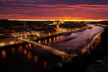 Fototapeta na wymiar Blick vom Ludwigssteig auf Passau zum Sonnenuntergang