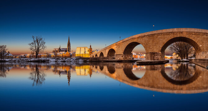 Sonnenaufgang auf der Jahninsel in Regensburg mit der steinernen Br&uuml;cke 