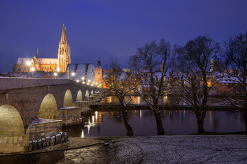 Naklejka premium Regensburg, Steinerne Brücke im WInter zur blauen Stunde