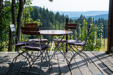 Rast auf der Terrasse eines Biergartens auf dem Fernwanderweg Rennsteig im Thüringer Wald in der...