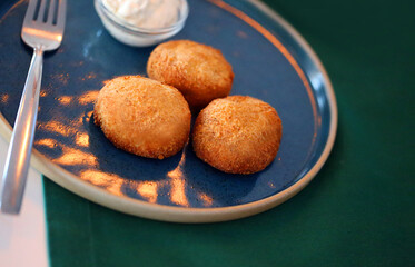 Photo three chicken cutlets in a cafe
