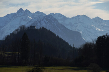 Silhouette der Burgkirche vor den Gipfeln des Allgäuer Alpenhauptkamms