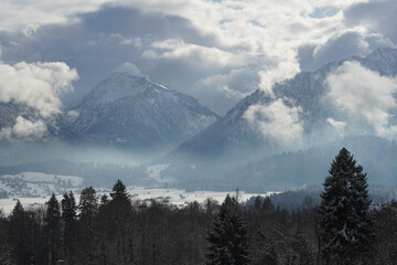Wolken und Berge im winterlichen Gegenlicht