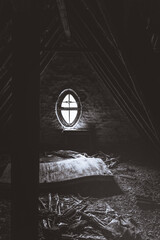 Blair Witch Project mit einsamen Clowns versteckt im Dunkeln im Horror Haus. Fluchtpunktperspektive und Zentralperspektive als Zentralansicht. Shining Horror in einem verlassenen Spukhaus im Wald