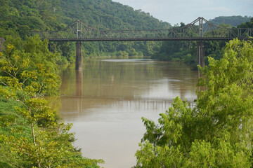 Fototapeta premium Stahlträger-Eisenbahnbrücke über den Itajai Fluss