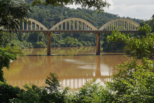 Betonbogen-Eisenbahnbr&uuml;cke &uuml;ber den Itajai Fluss