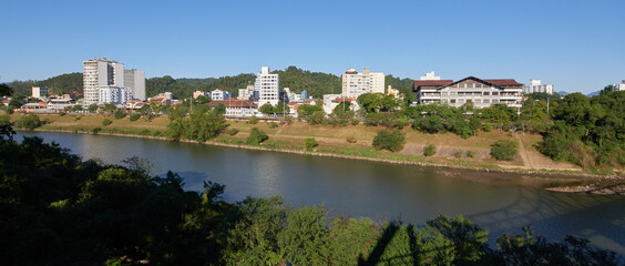 Fototapeta na wymiar Stadtzentrum Blumenau gesehen vom linken Flussufer