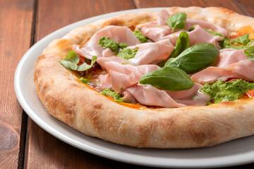 Pizza gourmet con mortadella e pesto, Cucina Italiana 