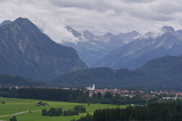 Blick über Oberstdorf vom südlichen Talrand bei aufziehendem Gewitter