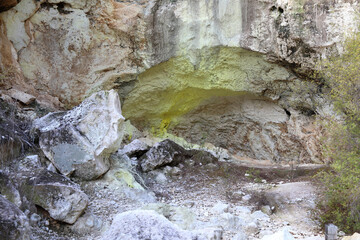 Wai-O-Tapu Thermalwunderland - Rua Whanariki Schwefelkrater / Wai-O-Tapu Thermal Wonderland - Rua Whanariki Sulphur crater /