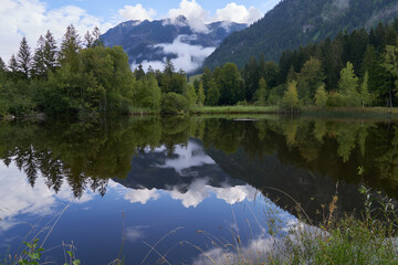 Fototapeta na wymiar Spiegelungen im Bergsee am frühen Morgen