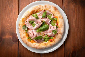 Pizza gourmet con mortadella e pesto, Cucina Italiana 