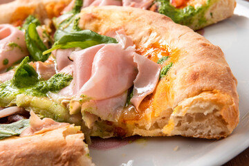 Pizza gourmet con mortadella e pesto, Cucina Italiana  © Alessio Orrù